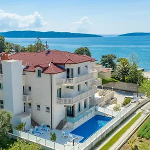 Hotel Riva With Swimming Pool, Kastela