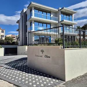 Hotel Oscar, Kastela